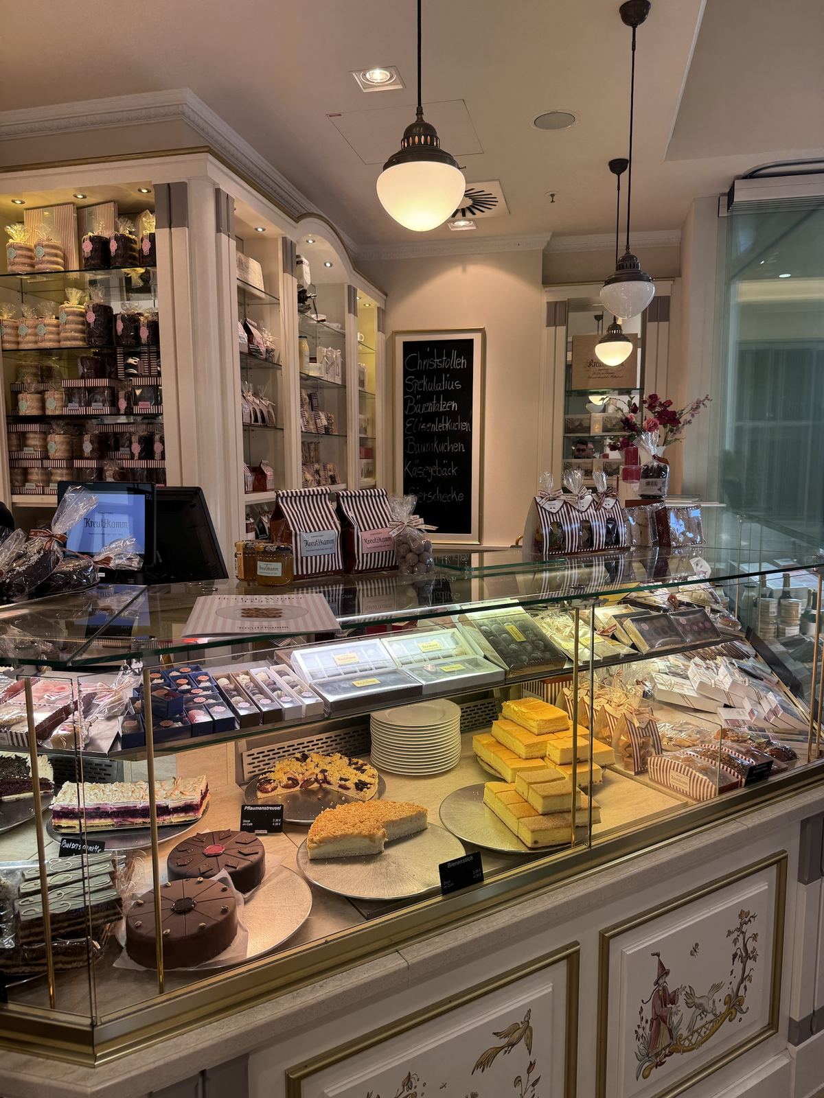 The counter at Café Kreutzkamm on the Altmarkt.